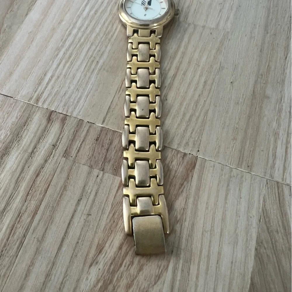 Vintage style Ladies gold tone dress watch NEW BATTERY